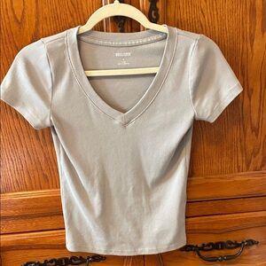 Hollister Women's Light Gray V-Neck Tee
